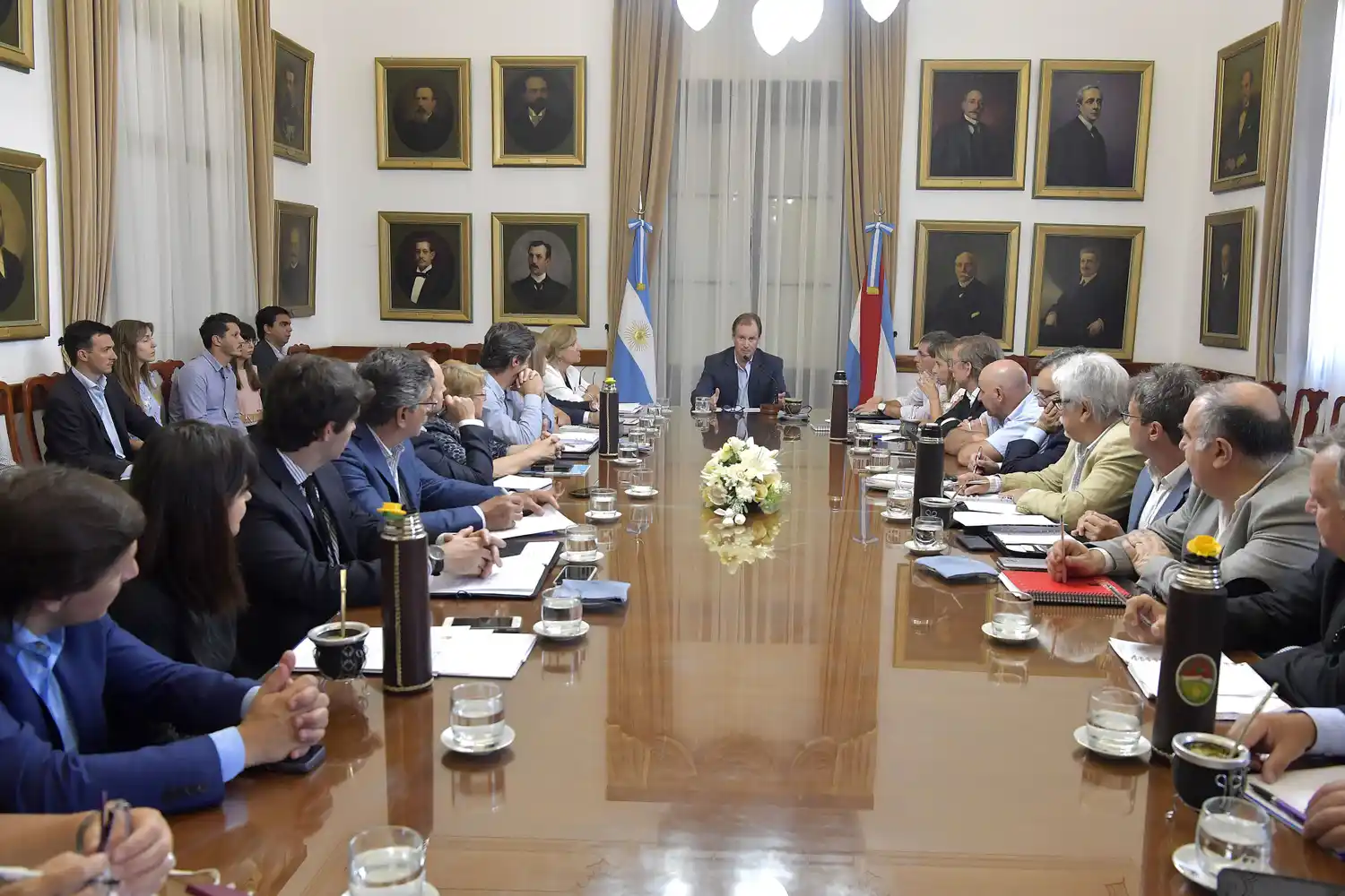 Bordet articula con su gabinete acciones de contención social, sanitaria, seguridad e infraestructura