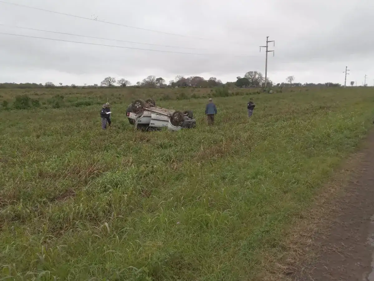 Ruta 3: tres personas resultaron ilesas tras un impactante vuelco