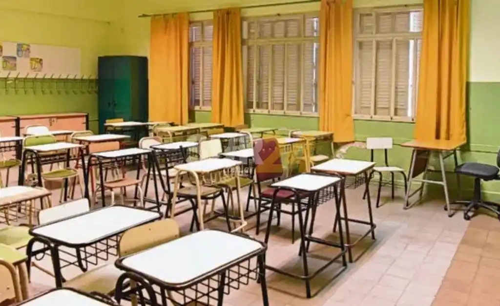 Inhabilitan de por vida a docente por usar certificados médicos falsos para viajar