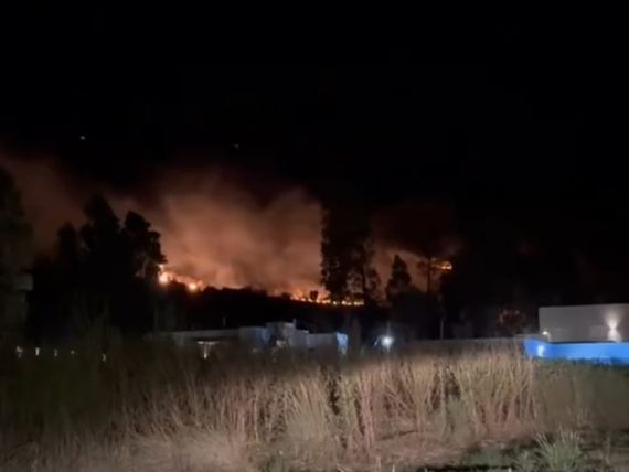 Bomberos trabajaron casi siete horas para apagar un incendio en la zona de El Calvario