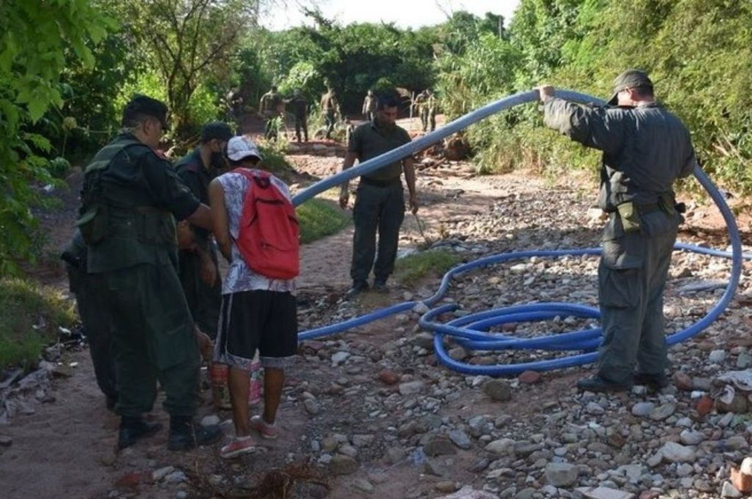 Banda salteña utilizaba una manguera para el contrabando de aceite comestible