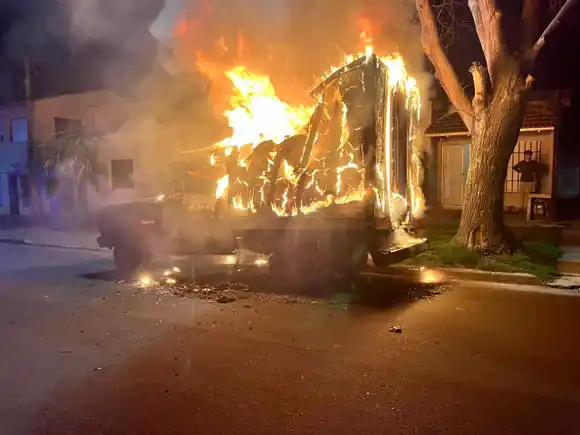 Las llamas consumieron una camioneta en el barrio Peralta Ramos Oeste