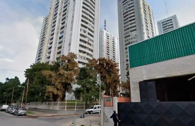 Buscan por homicidio a la pareja de un financista hallado sin vida