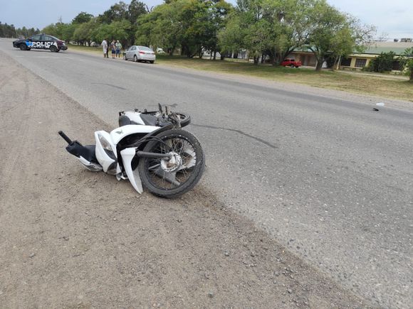 Gran susto para un motociclista: chocó contra un auto en la Ruta Nacional 34 y terminó lesionado