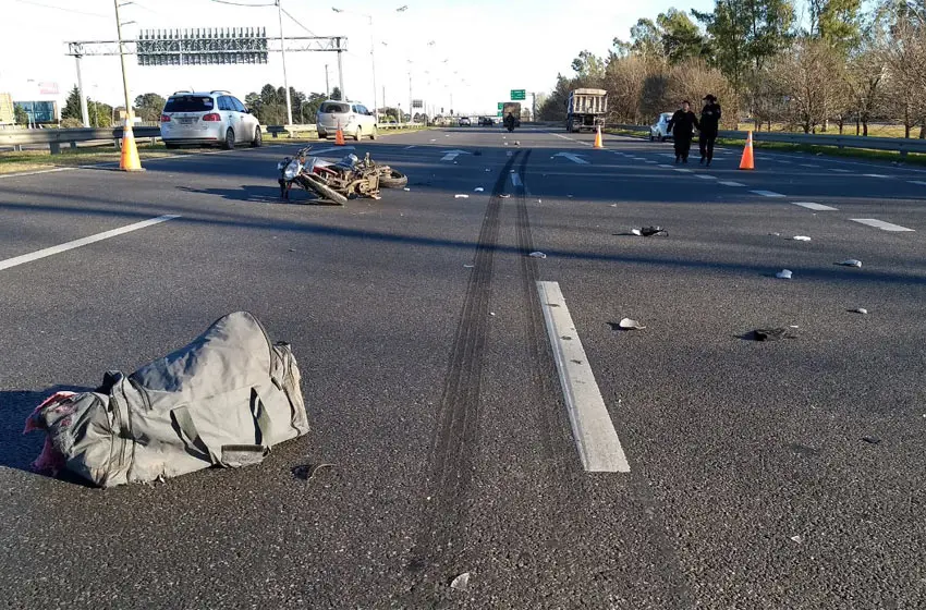 Un motociclista murió tras ser embestido por un camión