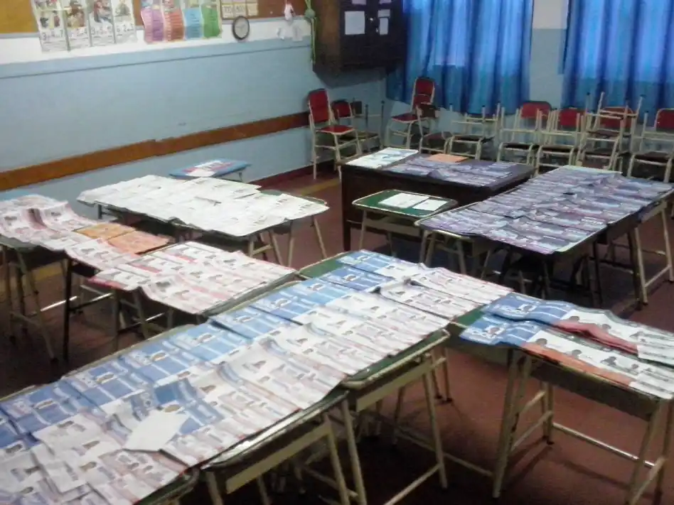 Imágenes que quedarán para el recuerdo, un cuarto oscuro repleto de boletas de todos los colores