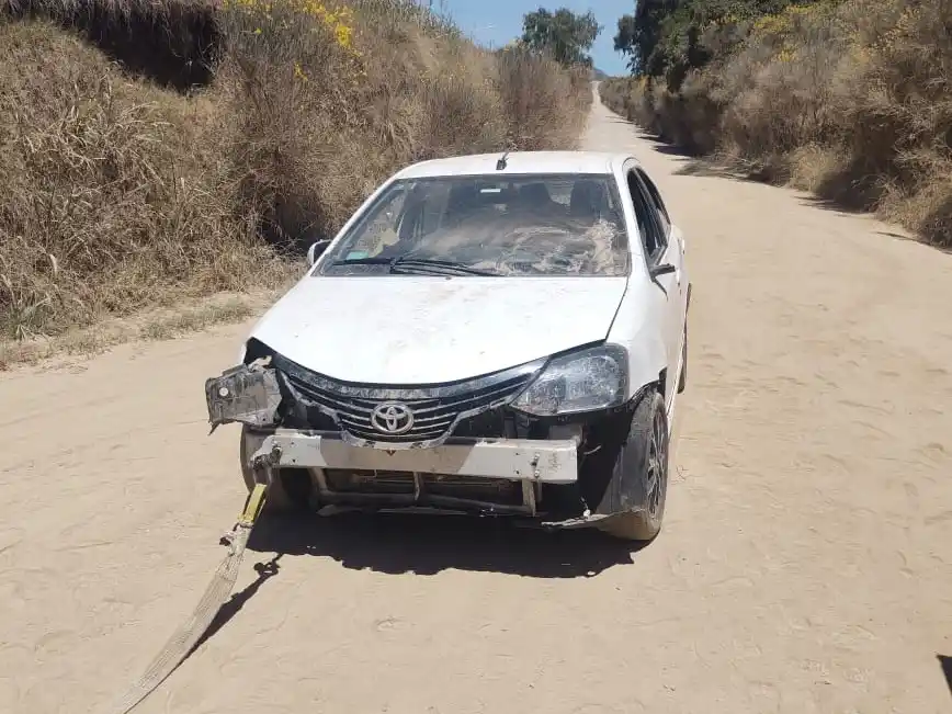 Mujer perdió el control de su auto e impactó contra un arbusto en Circunvalación y Juan Manuel de Rosas