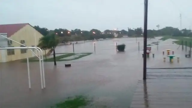 En Larroque cayeron 110 milímetros en una hora y media y se anegó gran parte de la ciudad