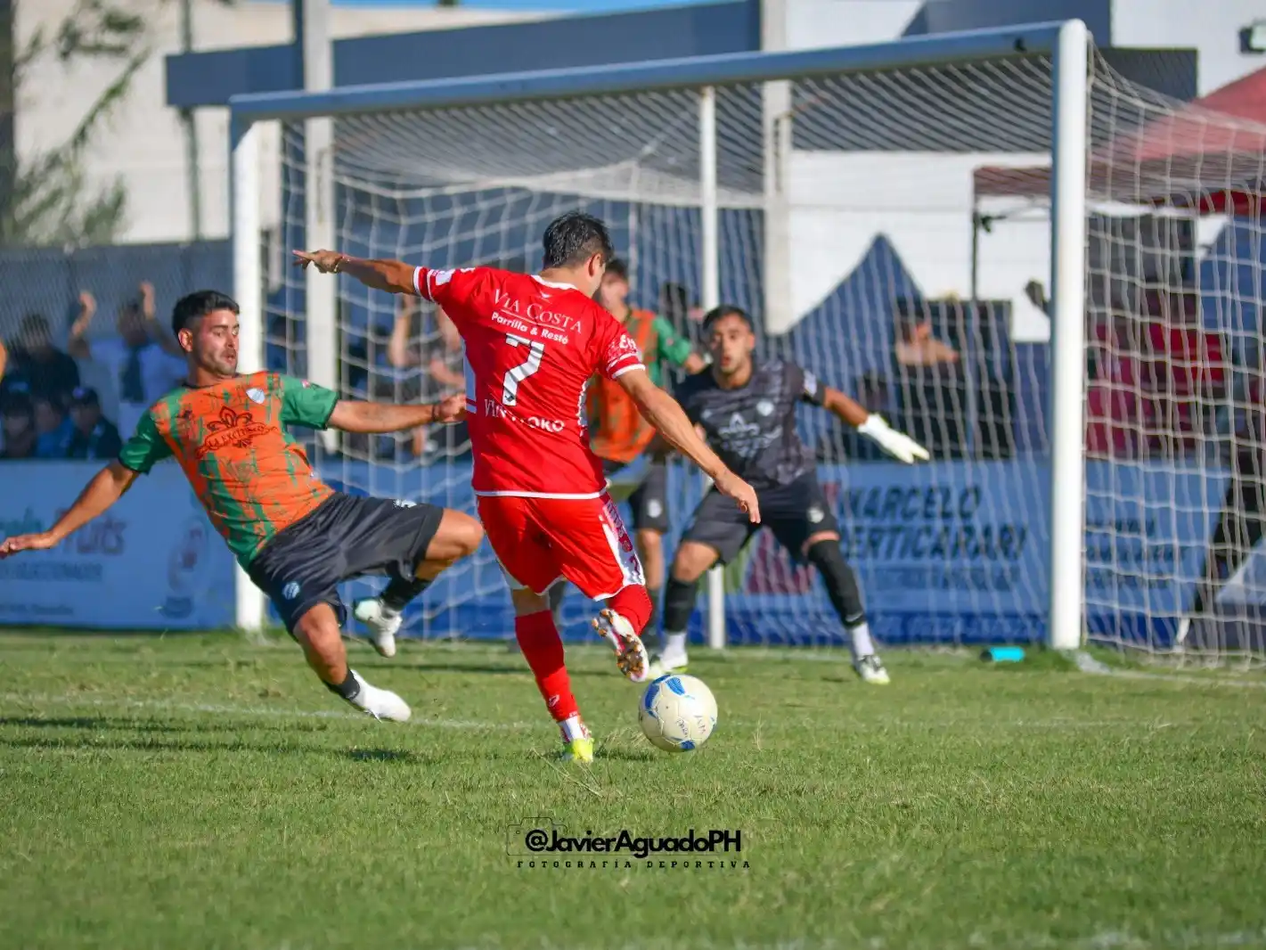 Mitre volvió a golear y lidera su grupo. PH: Javier Aguado.