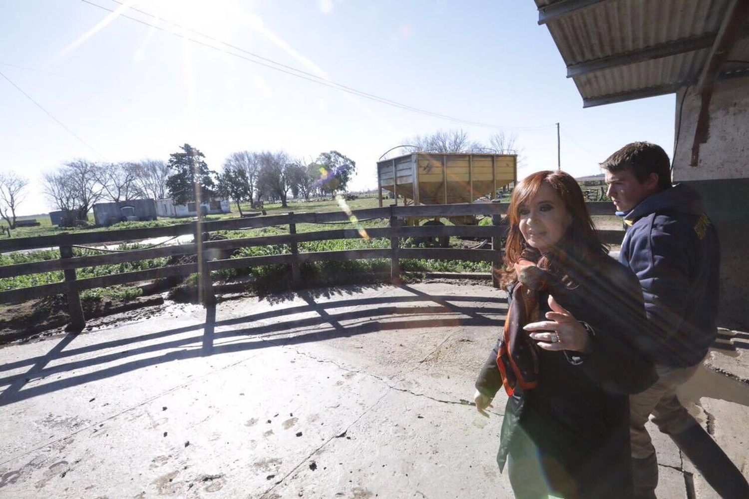 Cristina visitó Lincoln y saludó al titular de la Sociedad Rural local