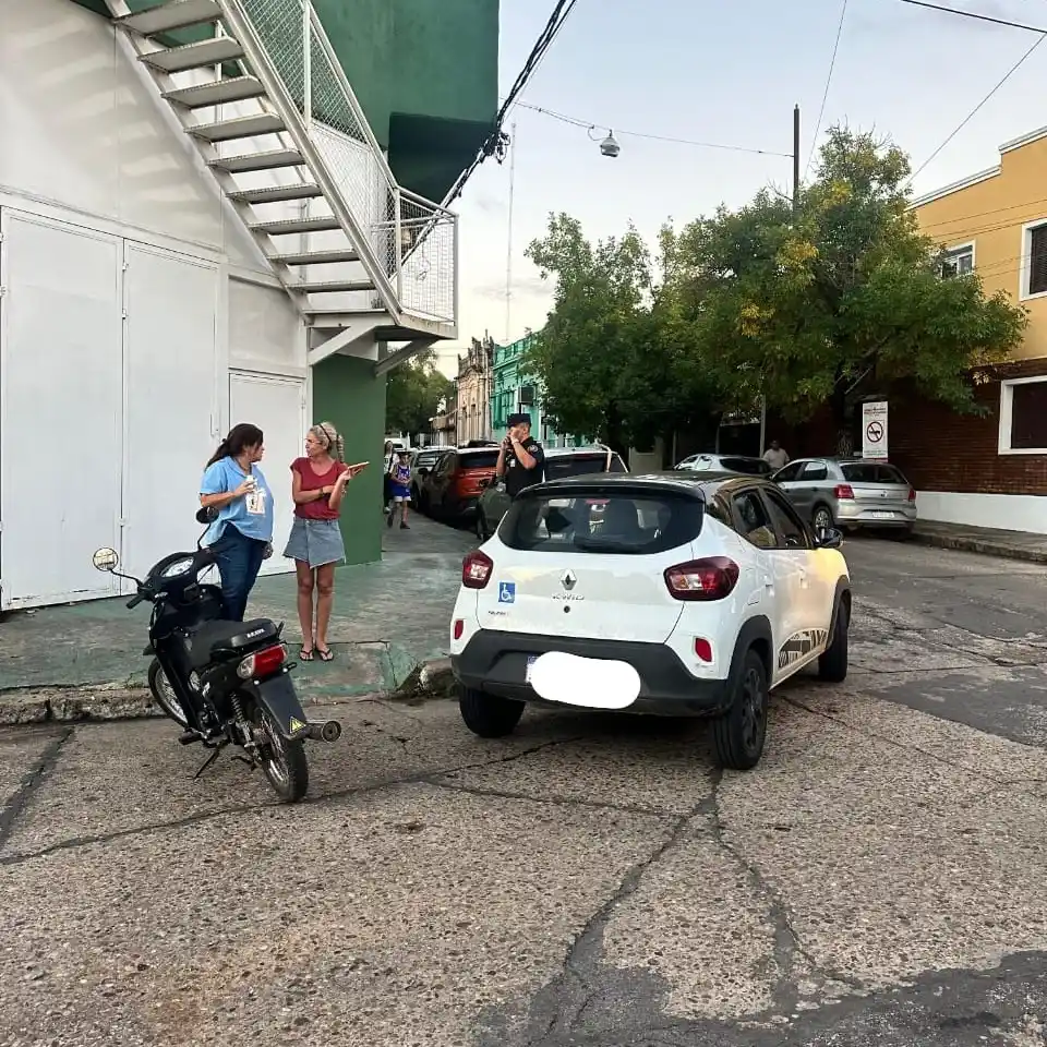 Motociclista resultó lesionado tras chocar contra un automóvil