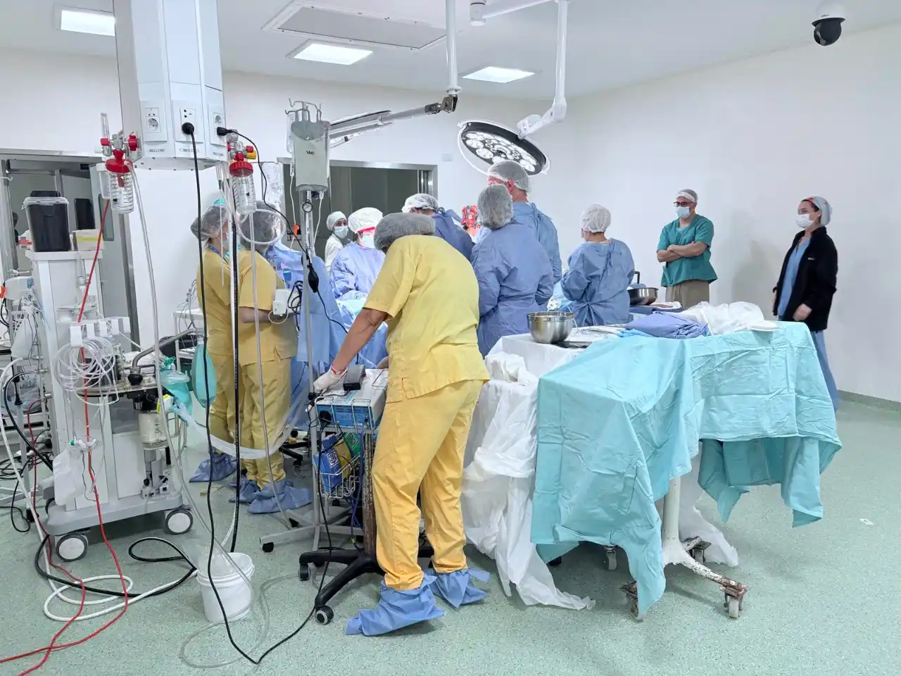 El equipo médico a cargo del procedimiento.