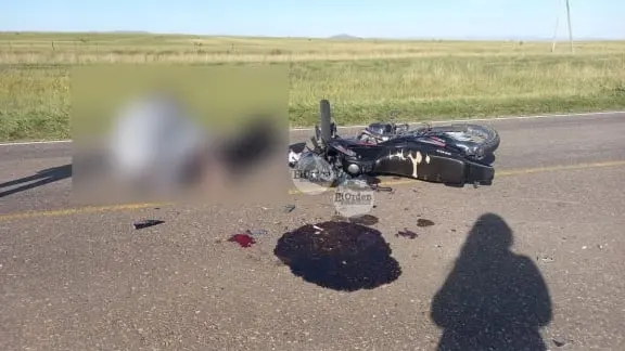 Grave accidente entre una moto y una camioneta en Ruta 85