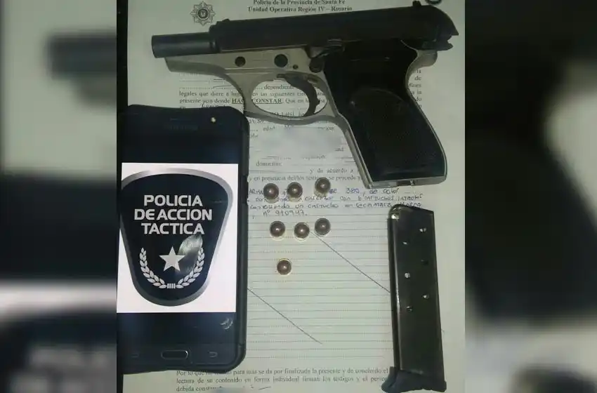 Tres adolescentes detenidos con un arma