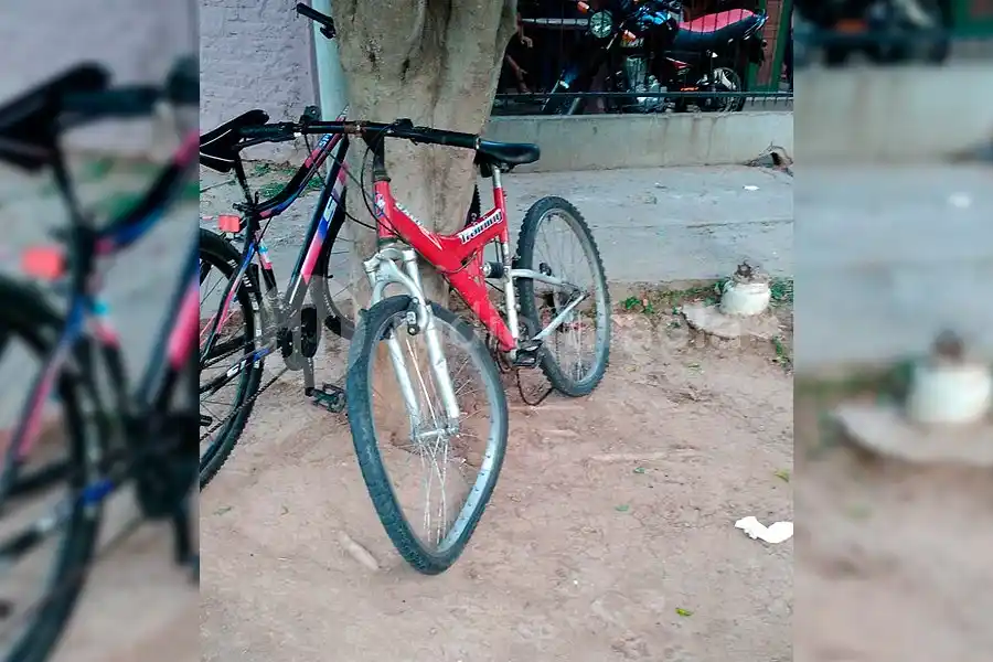 Un menor de edad terminó hospitalizado luego de que lo chocaran mientras iba en bici