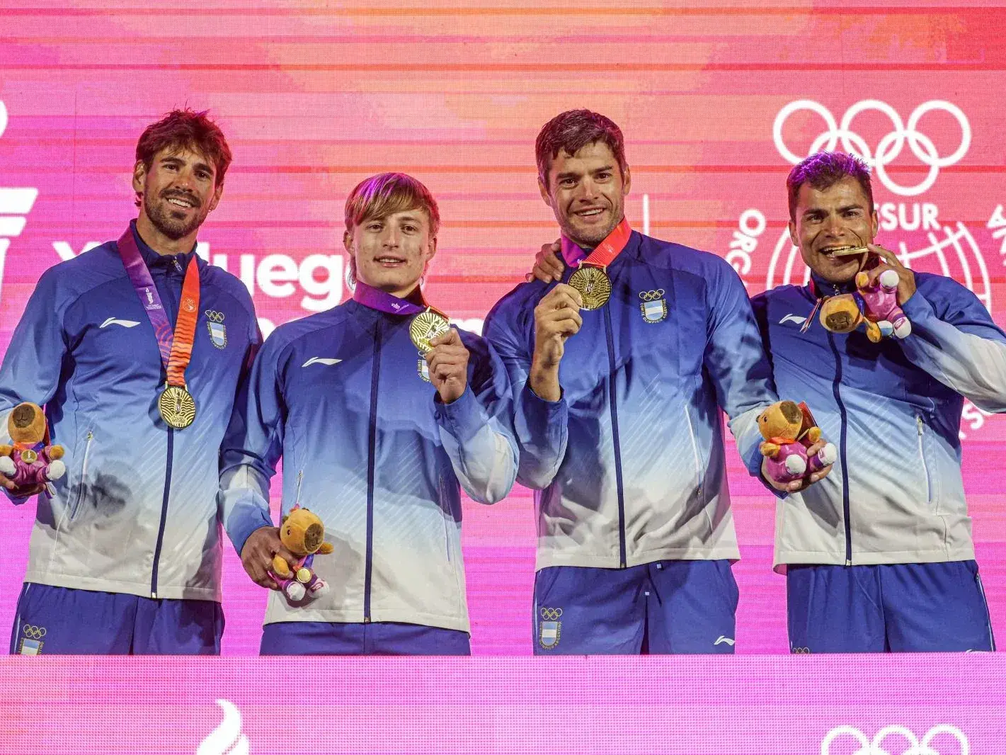 Rézola junto al equipo argentino de cantoje en velocidad K4 . Foto Juegso Suarmericanos.