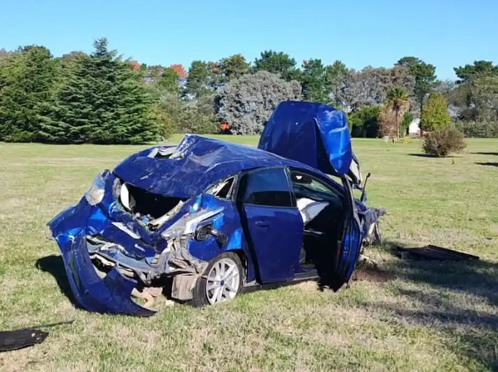 El vehículo terminó destrozado en el interior del predio del Cementerio Privado Parque de la Sierra. Gentileza: La Vanguardia.