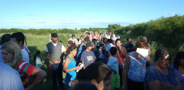Vecinos recorrieron los terrenos donde construirán sus casas