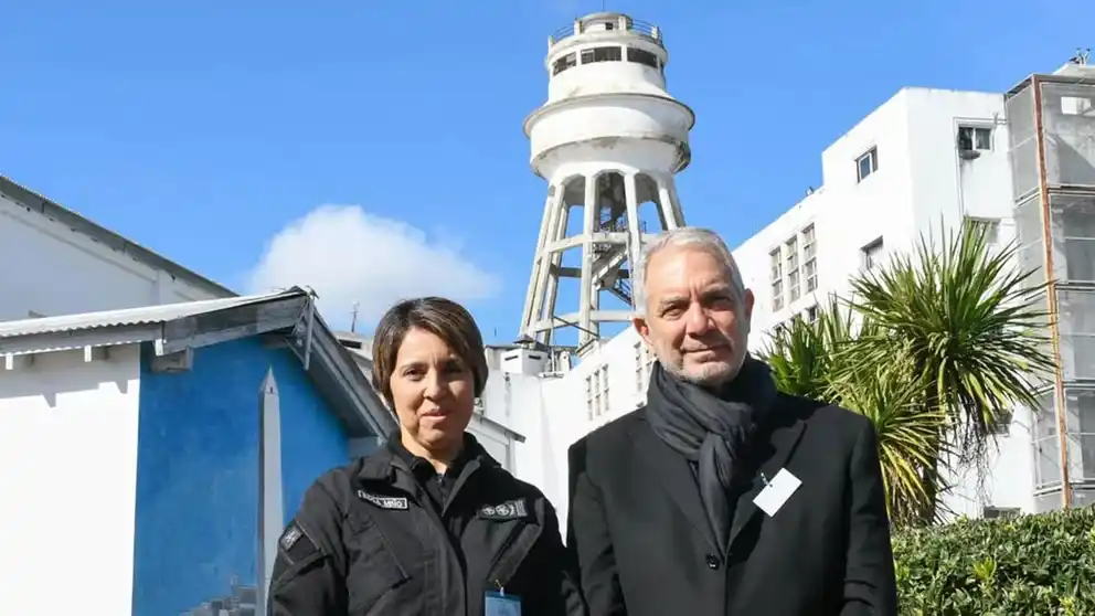 Julio Alak junto a la nueva directora de la Unidad 1 Lisandro Olmos Rosa Gladys Miño