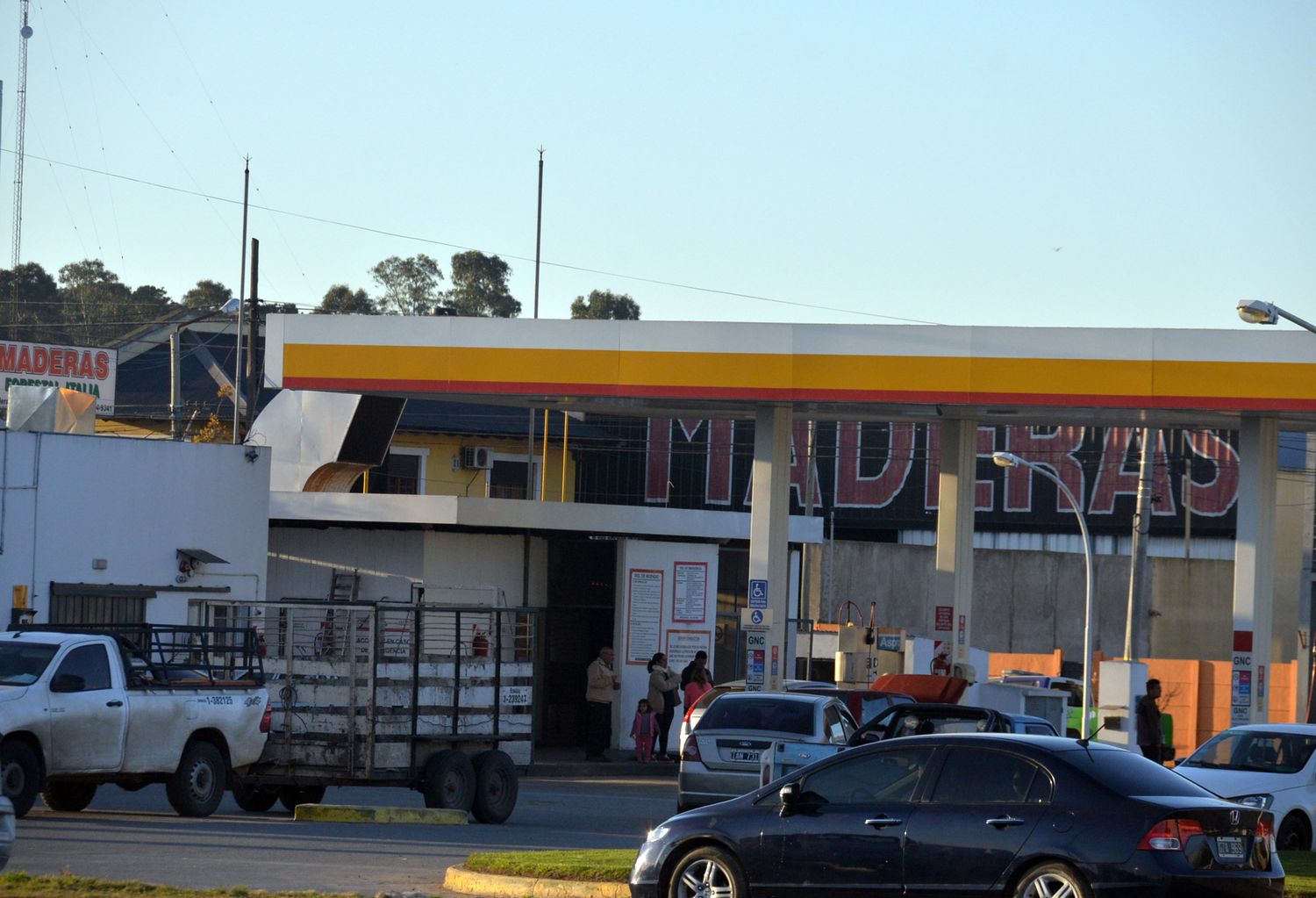 Con largas colas para la carga y horarios acotados, el faltante de gasoil impacta en Tandil