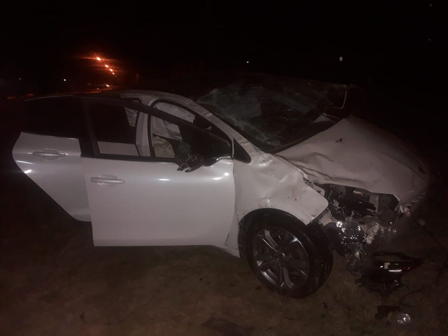 Chocó un desnivel de la calle y despistó