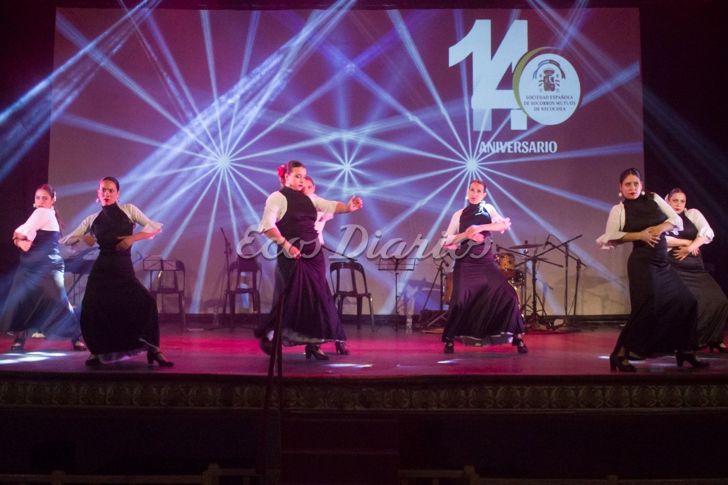 La cantante de copla española Mariela Deanes se lució en el Teatro París