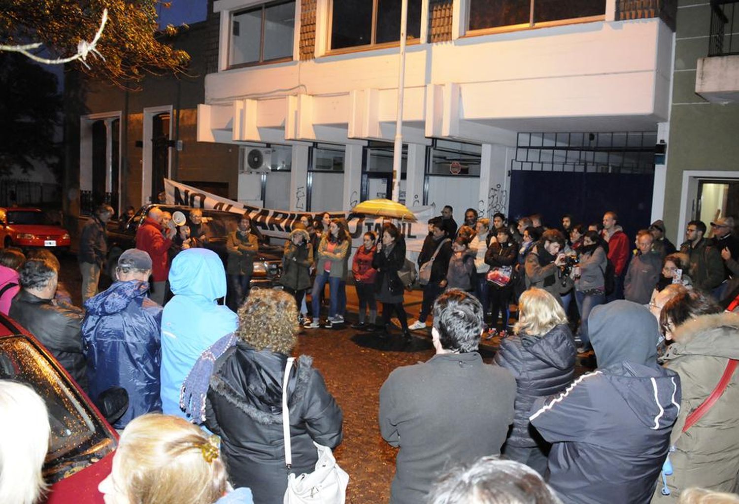 Medio centenar de personas se manifestó contra el tarifazo