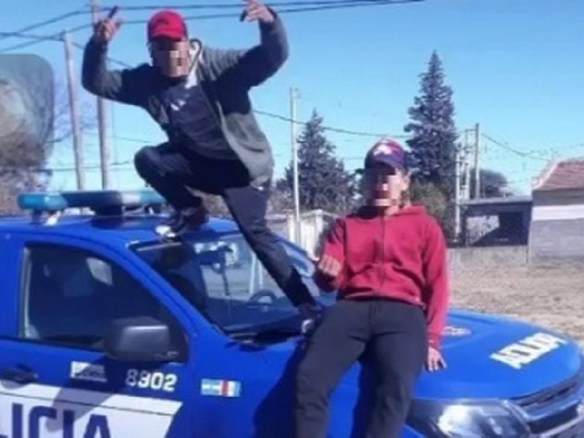 Escándalo en Sacanta: se fotografiaron y filmaron sobre el techo de un patrullero 