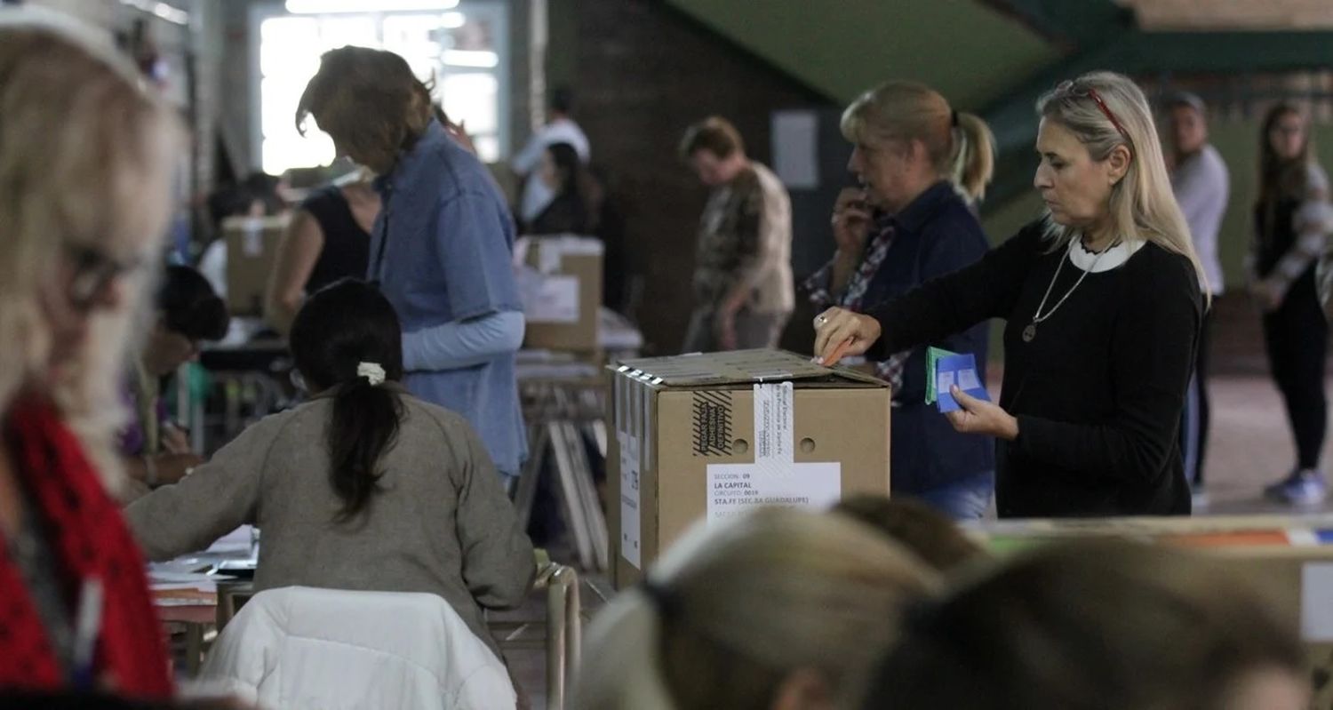 Abril de definiciones, en un ensayo de campaña entre armas y escarpines