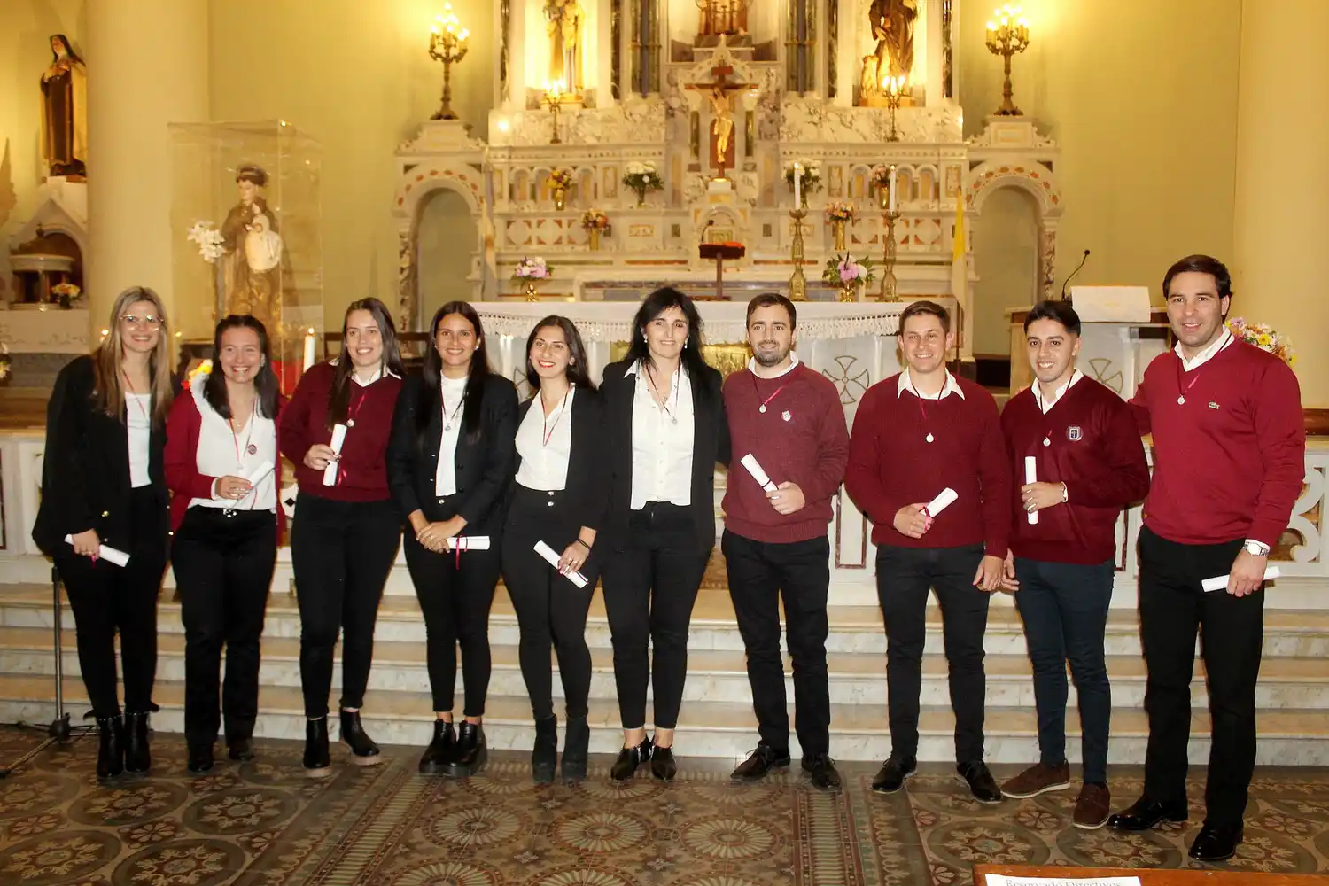 Algunos de los egresados del acto realizado el viernes en Parroquia San Antonio.