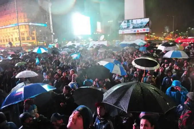 #NoTeVayasLio: bajo la lluvia los argentinos alentaron por la Pulga