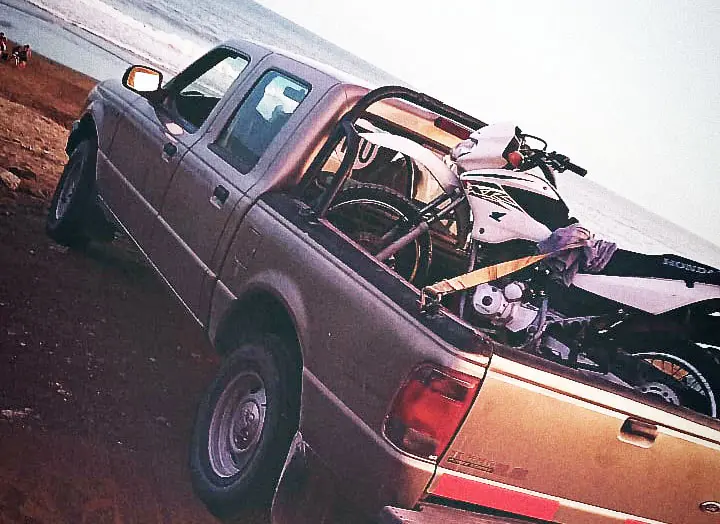 Les roban la camioneta y la moto de enduro a turistas de Laprida