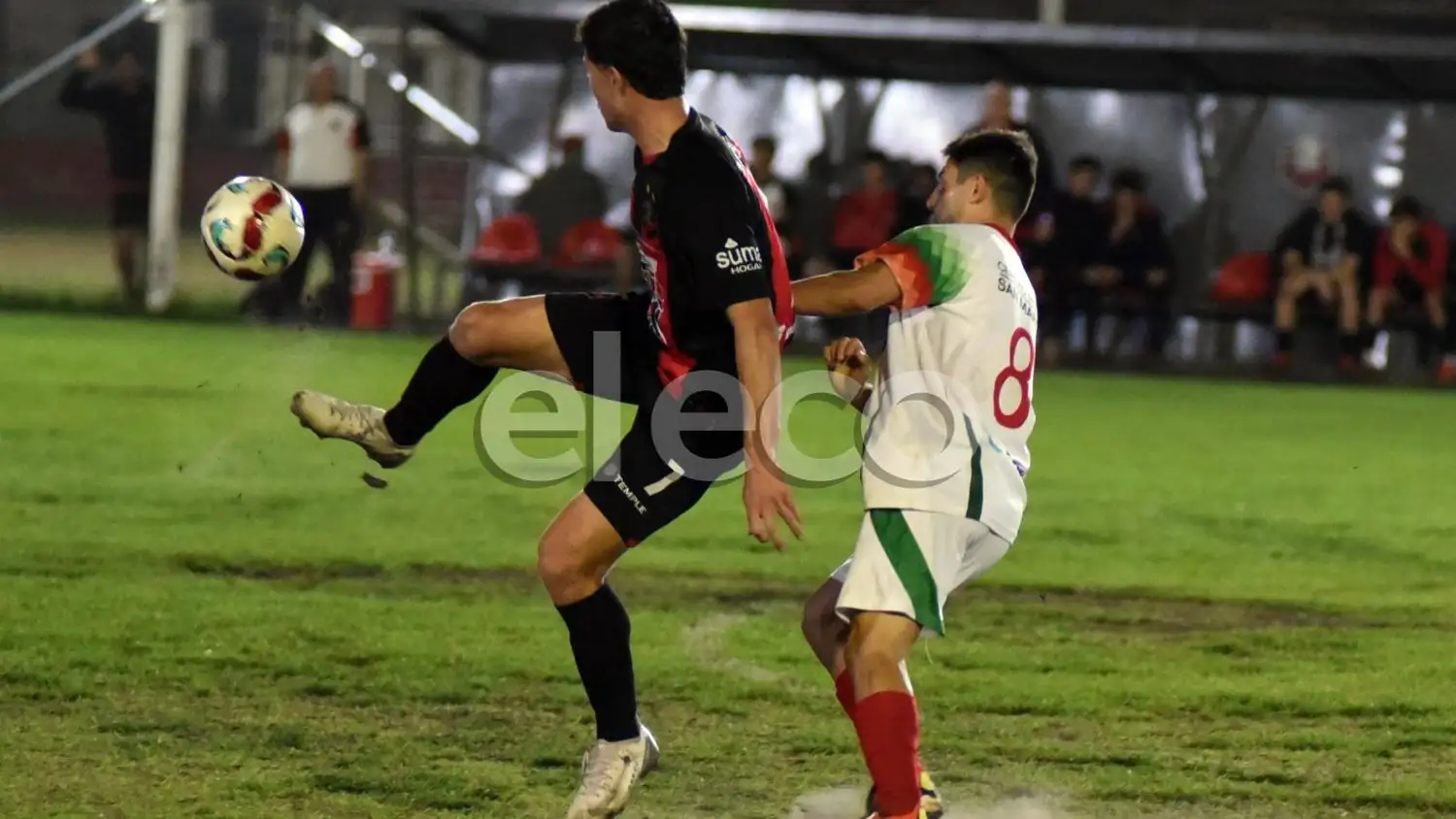 Chidichimo busca controlar y Bargas no le da espacios. Los compañeros en la selección tandilense fueron protagonistas en el Berroeta.