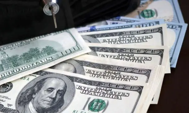 El dólar “blue”, imparable: cerró a $ 340