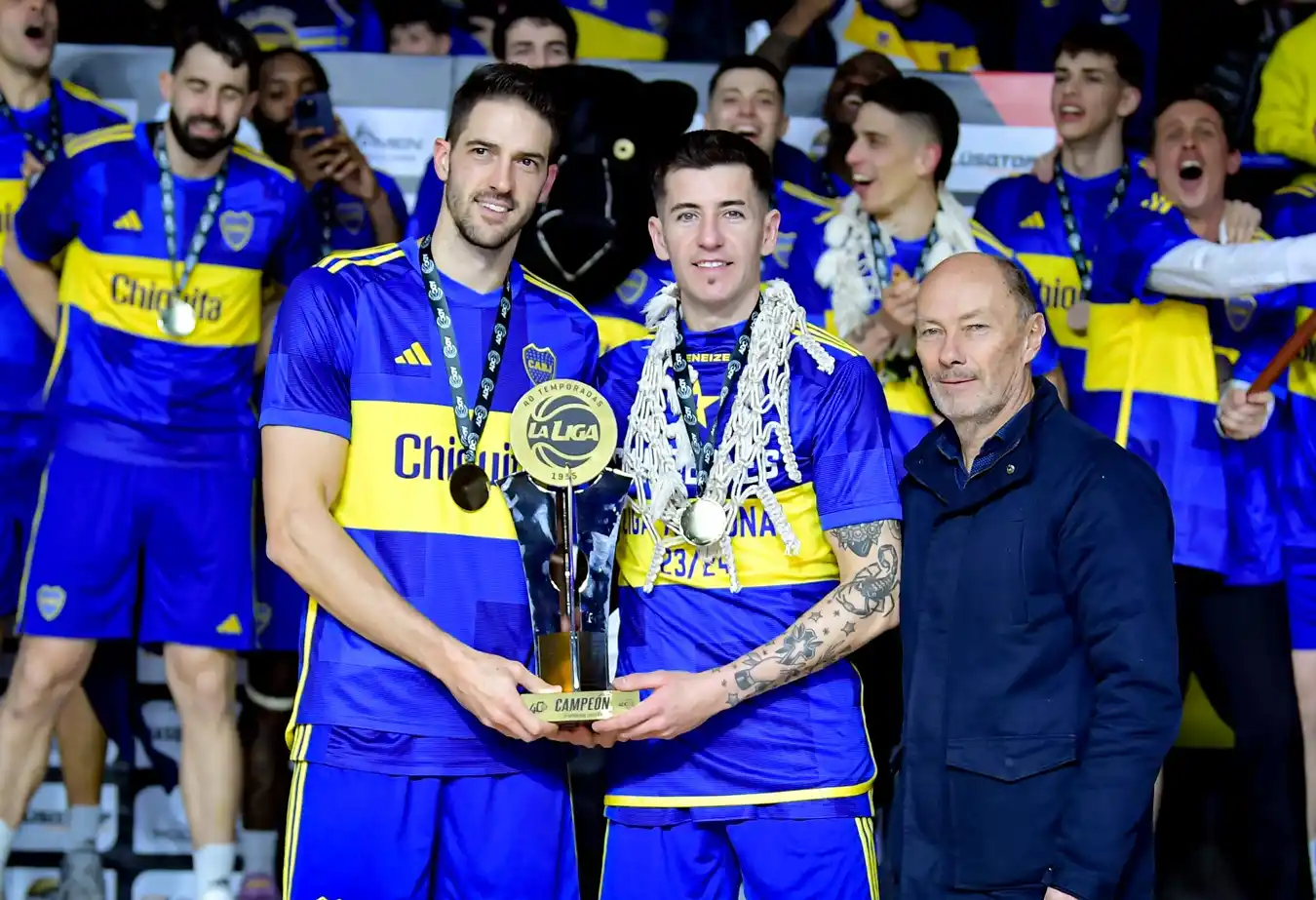 Marcos Mata y Leonel Schattmann con el trofeo entregado por Sergio Guerrero (Foto: LNB)