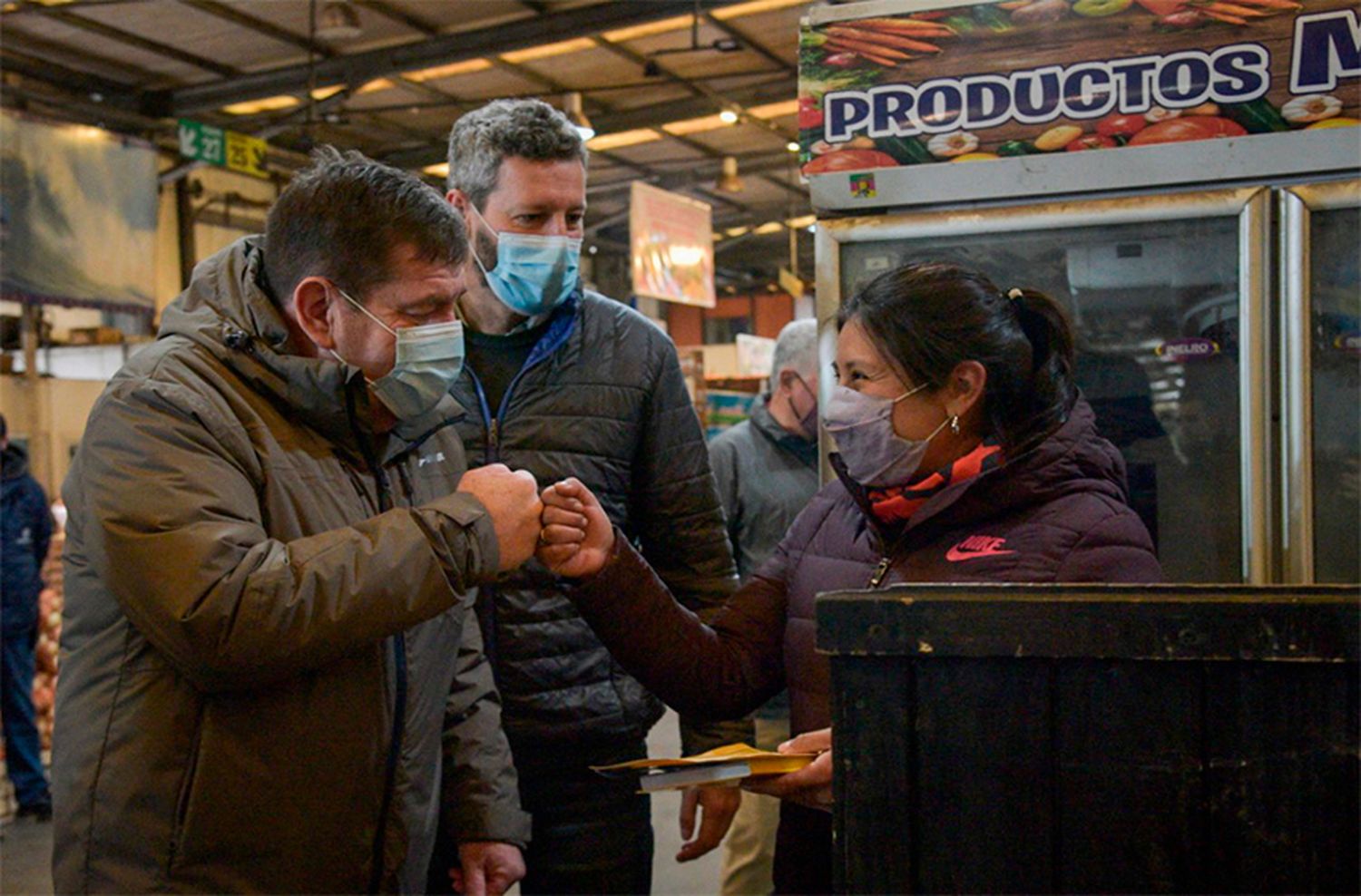 El Municipio entregó 6 habilitaciones a puesteros de un mercado