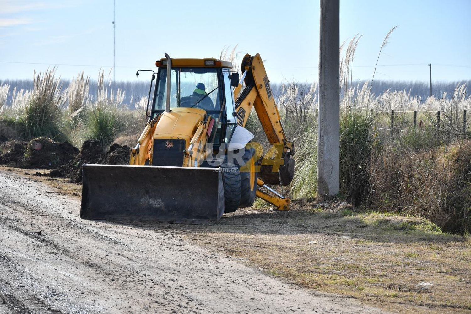 Intenso trabajo para la desobstrucción de canales y cunetas