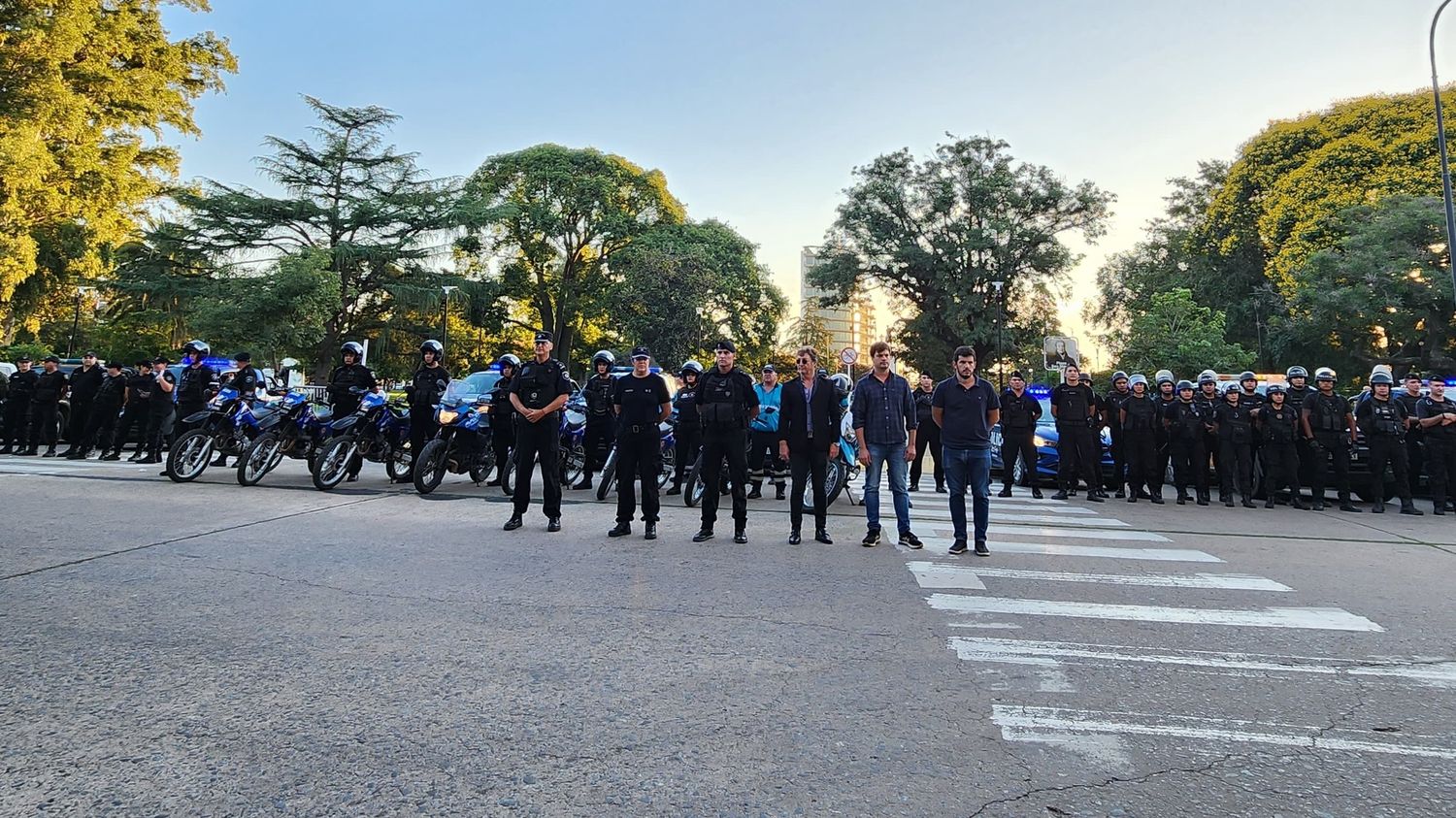 Gran despliegue en plaza San Martín.