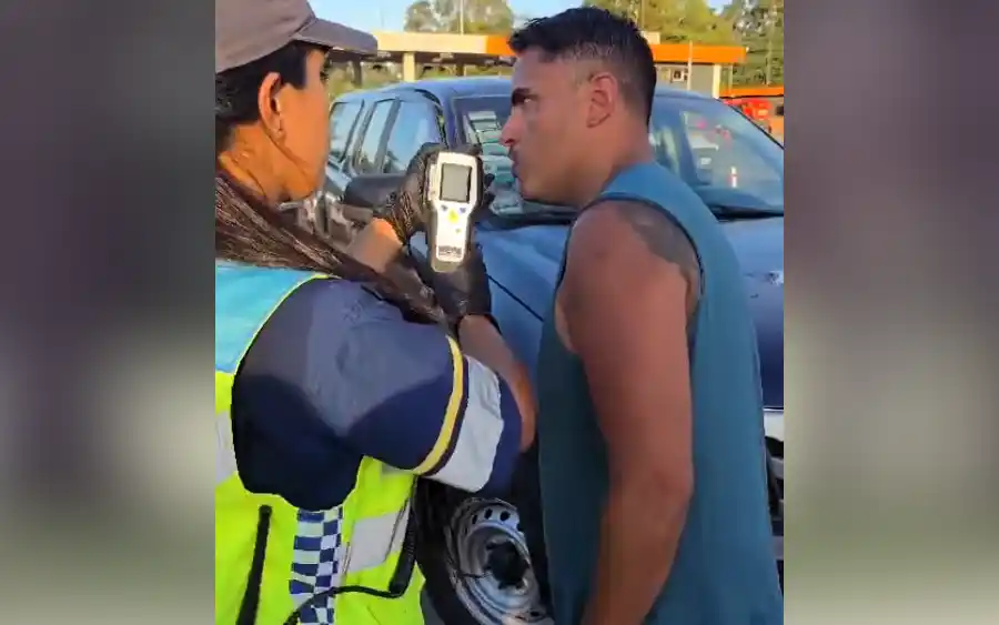 Video: Policía que conducía un auto oficial dio positivo en un control de alcoholemia en Campana