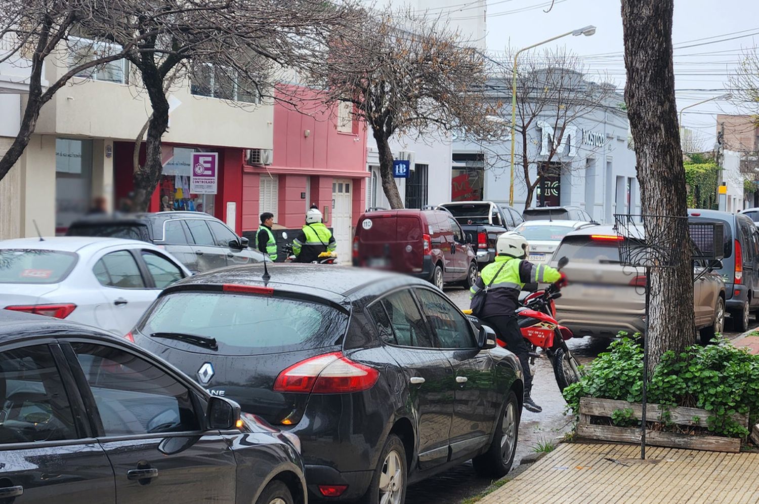 Tensión en pleno centro de Rafaela: un accidente leve desató una acalorada discusión