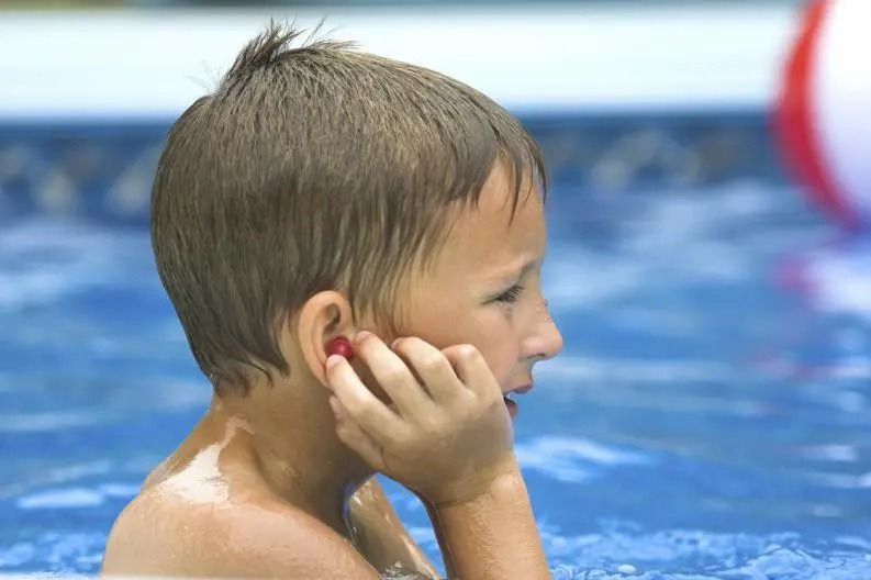 El dolor e incluso a veces algo de fiebre y sobre todo una disminución de la audición son las consecuencias inmediatas.