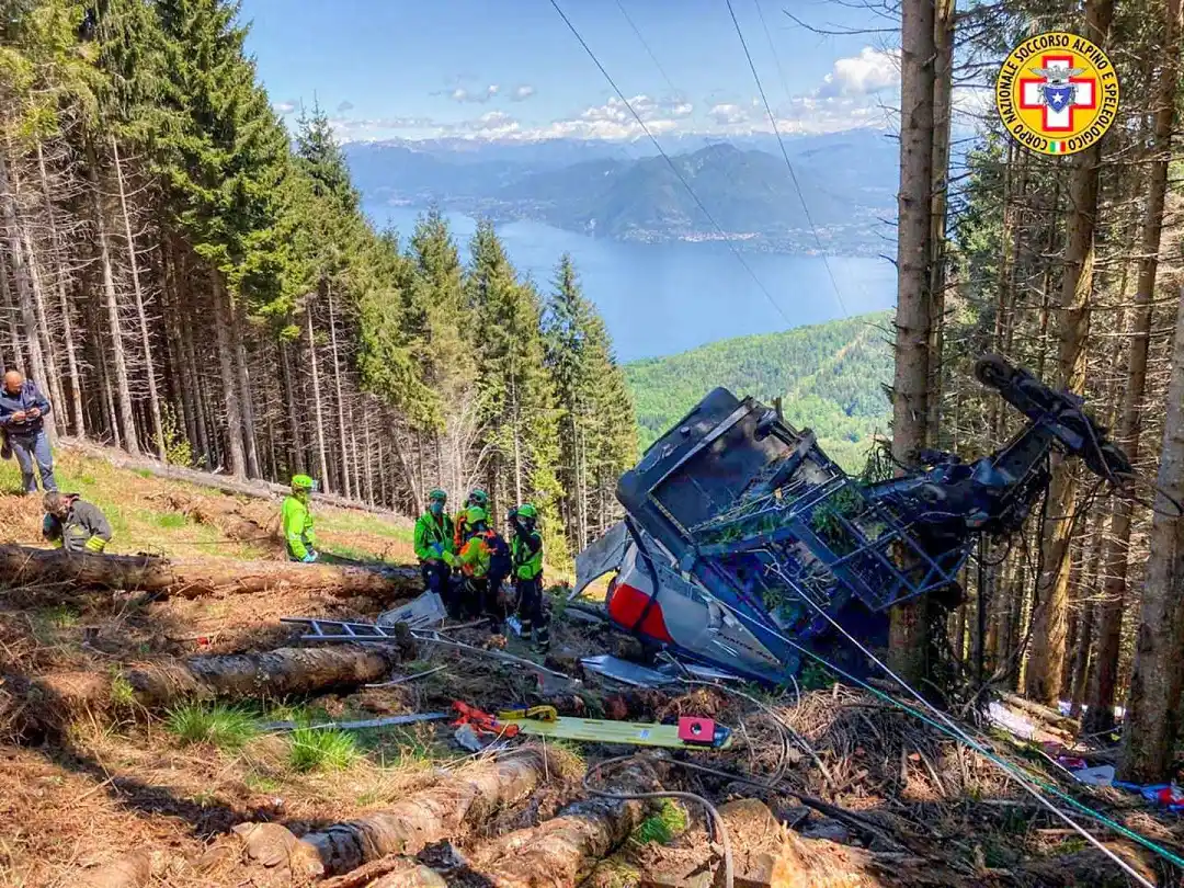 Un teleférico se estrelló en una ladera en Italia: hay al menos 9 muertos y dos heridos graves