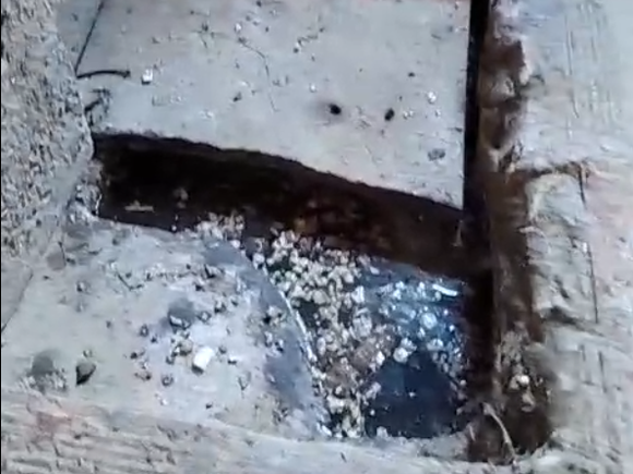 Cloacas tapadas: en el barrio San Francisco, vecinos solucionan el problema con un pozo en el patio de su casa