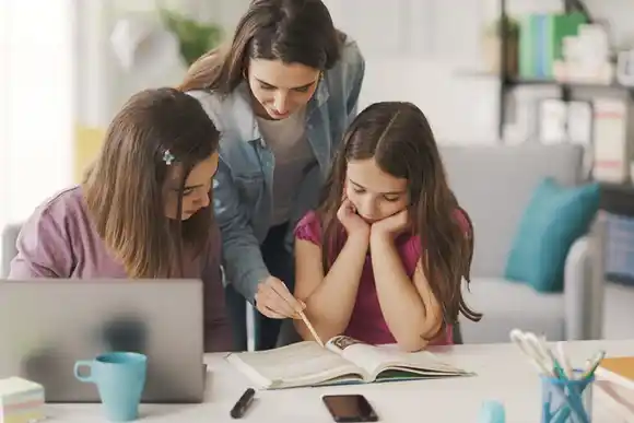 Gran iniciativa de padres en el bo. Antártida: se organizaron para dar clases de apoyo escolar en la vecinal