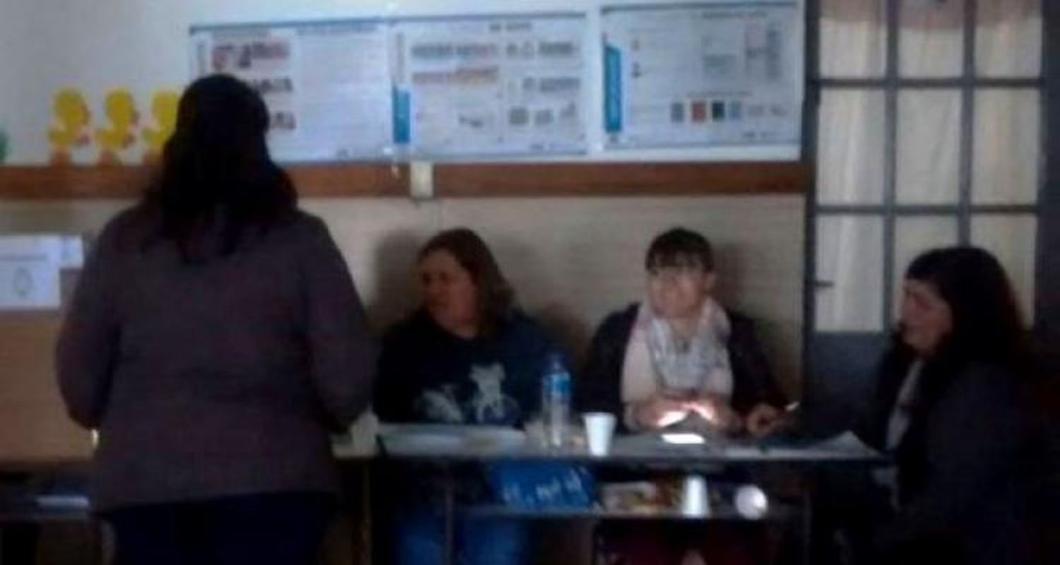 Paso 2015: Por corte de luz, en Castro votan a oscuras