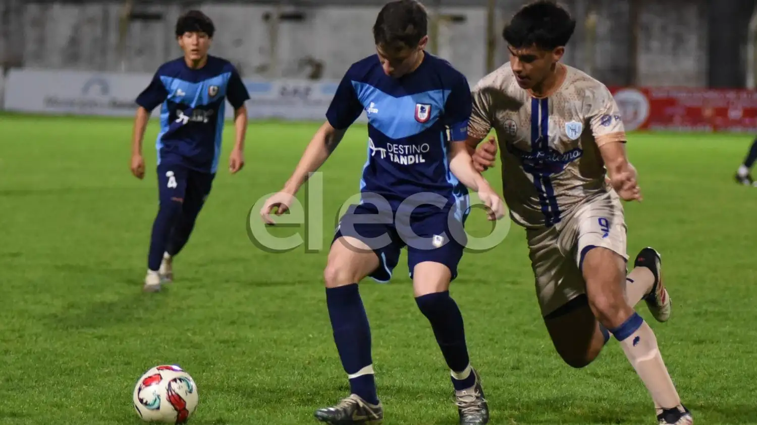 Nosei, en el partido de ida ante General Madariaga, con Valdez más atrás.