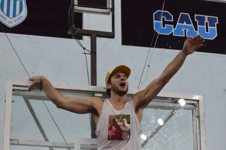 "Juani" Bellozas celebrando el ascenso con Unión.