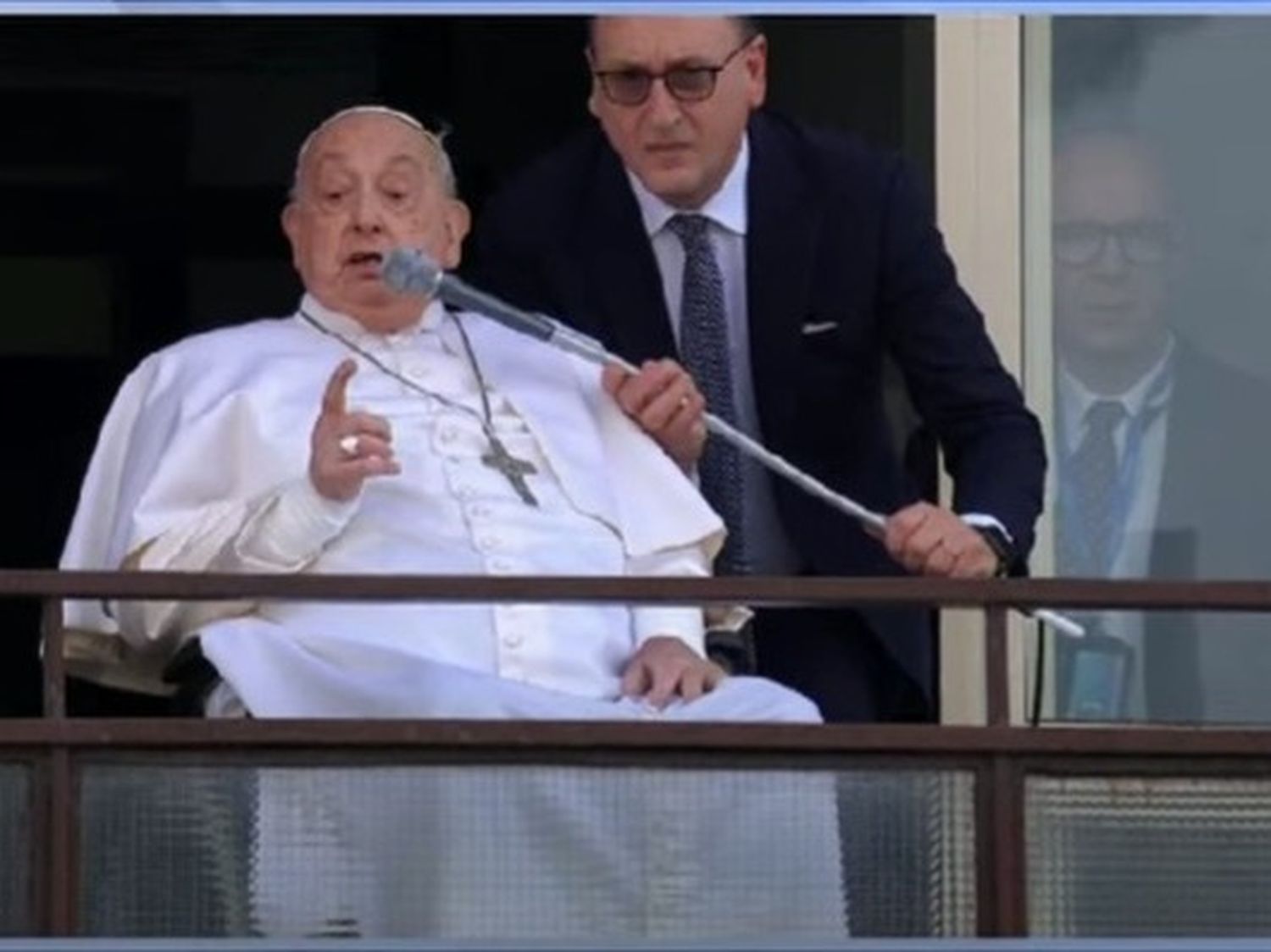 Bendición. El Papa al saludar desde el Gemelli. Imagen de YouTube.