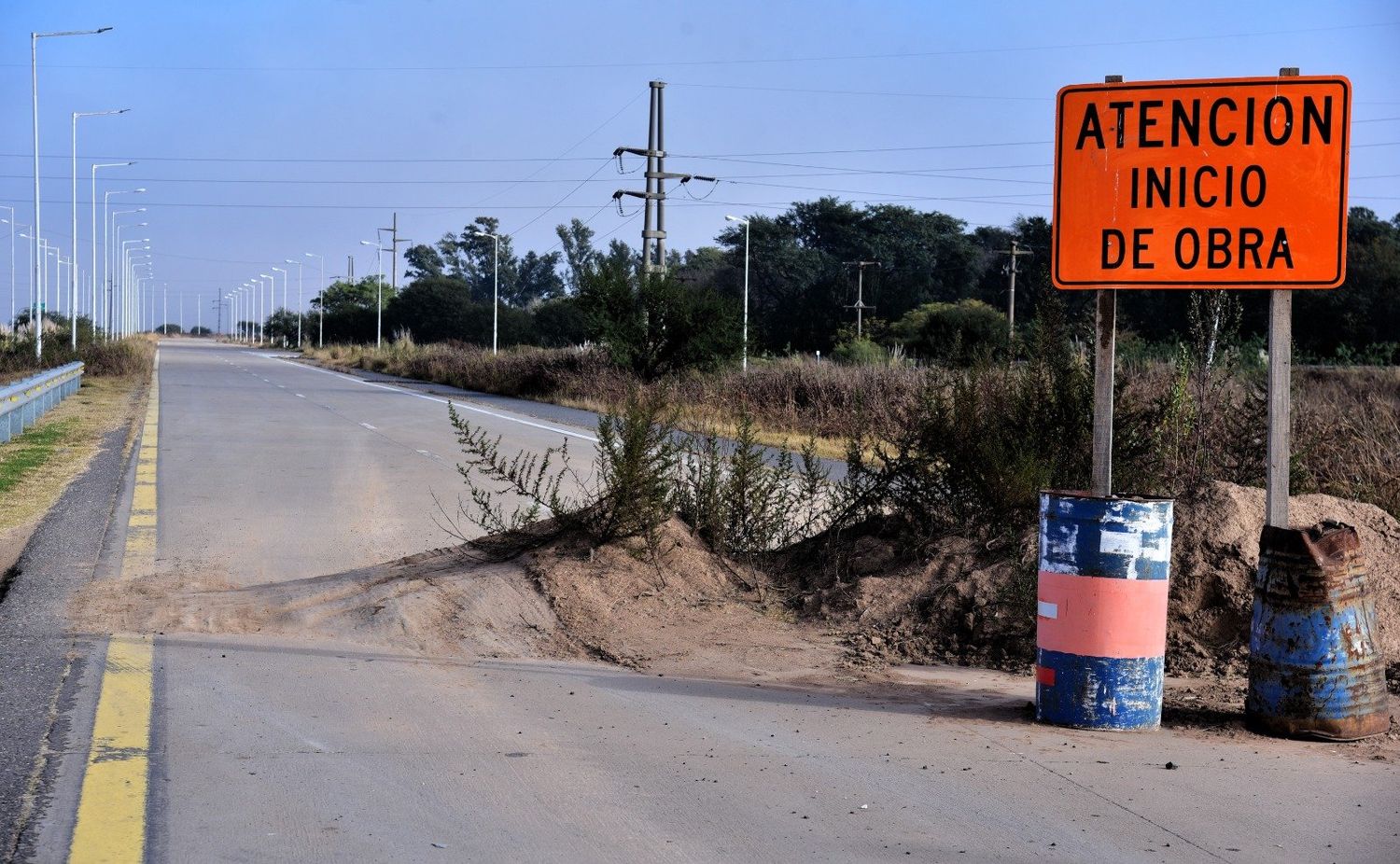 A la espera de que se reactive. Las máquinas están, pero la obra de la autopista 19 avanzó solo un 25% el tramo entre Cañada Jeanmarie y San Francisco.