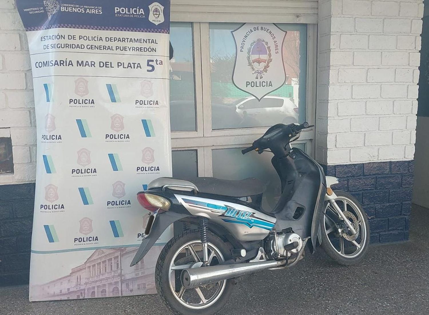 Ladrón primerizo: robó una moto, pero no la pudo arrancar para escaparse